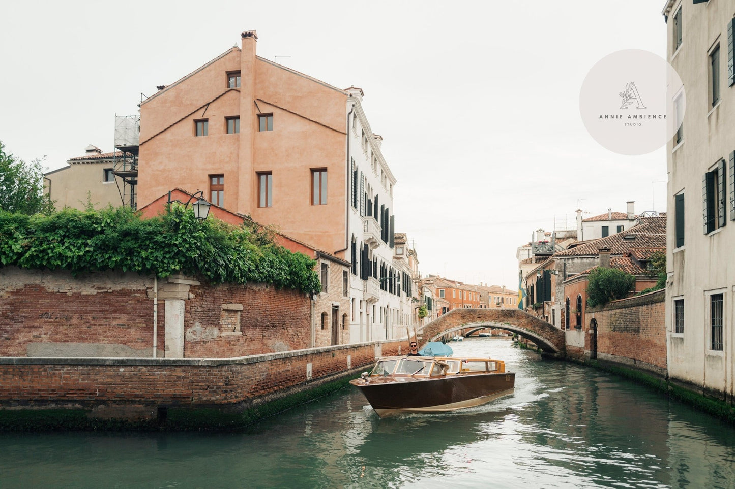 Taxi Boat Italy - Annie Ambience